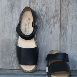 Gudrun Sjoden Swedish design black leather sandals NWT